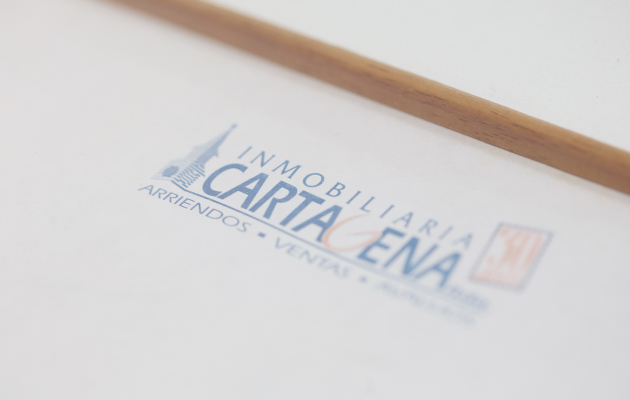 Tablón de inmobiliaria cartagena con 30 años